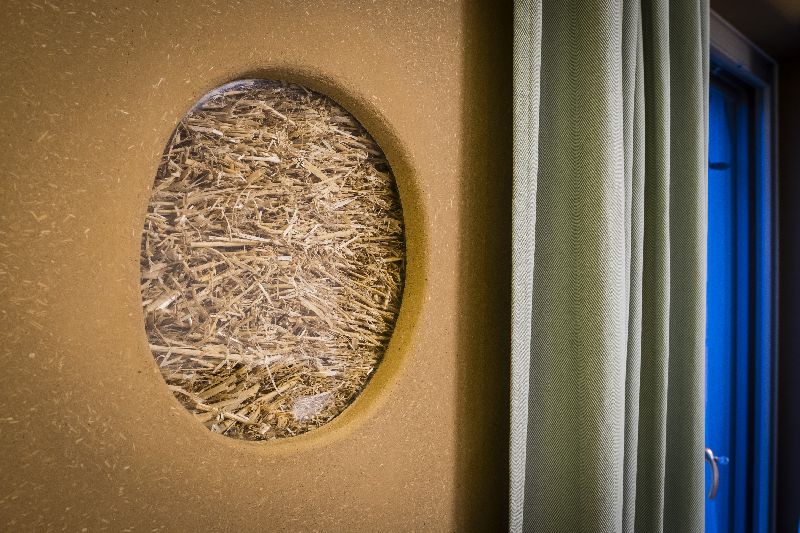 Sichtfenster im Lehmputz erlaubt einen Blick auf die Strohdämmung (Quelle: U. Adolphi)