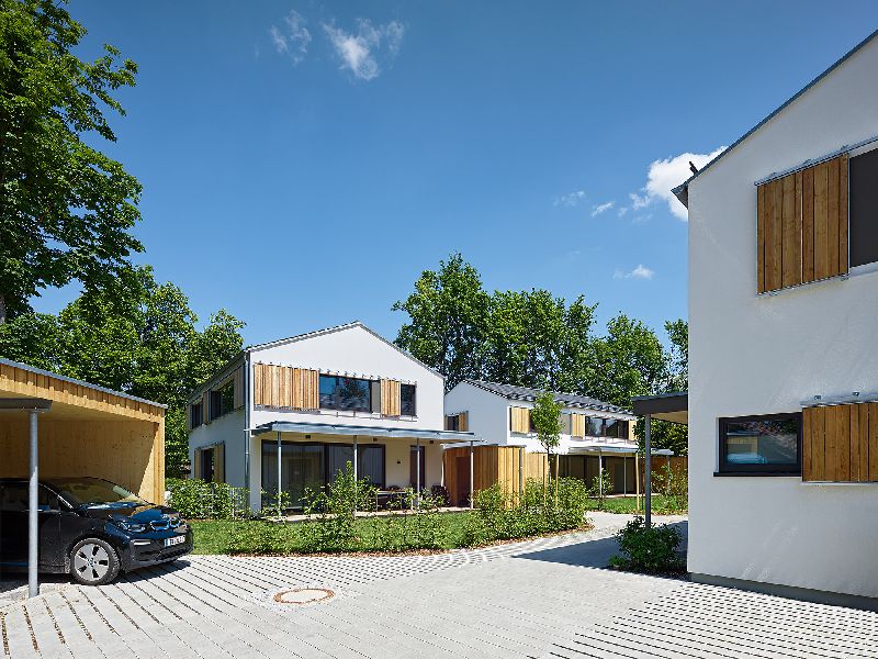 Süd-West Ansicht Häuser 1 - 3 mit Holzcarport (Quelle: Fotograf: Bruno Klomfar)