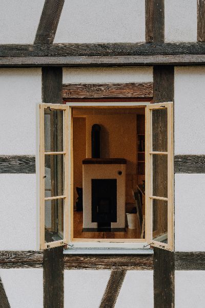 Fachwerkfassade mit Kastenfenster aus Eiche (Quelle: Alexander Burzik)