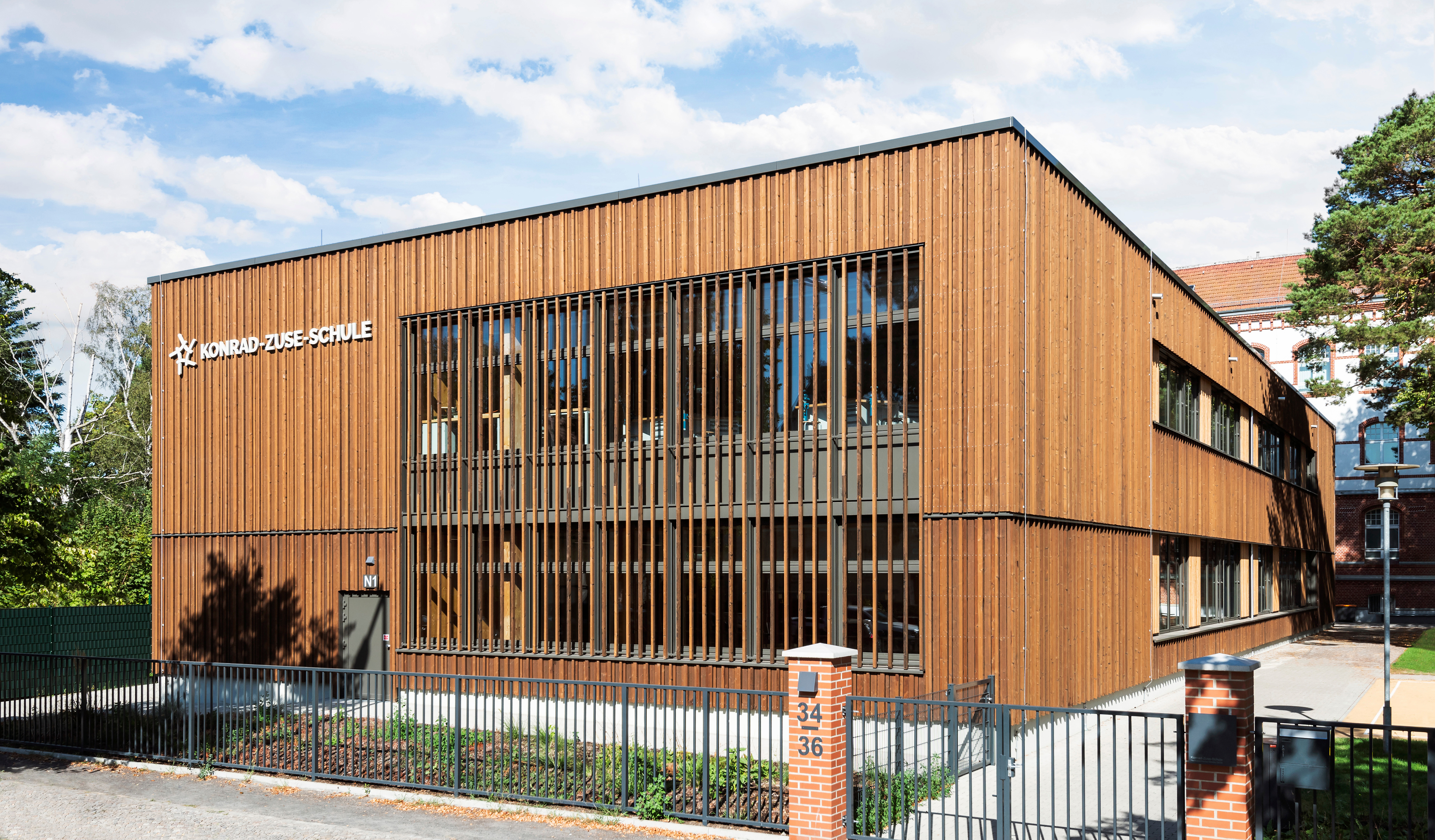 Konrad-Zuse-Schule | Straßenansicht mit Schaufenster (Quelle: © ZRS Architekten Ingenieure | Foto: Giacomo Morelli)
