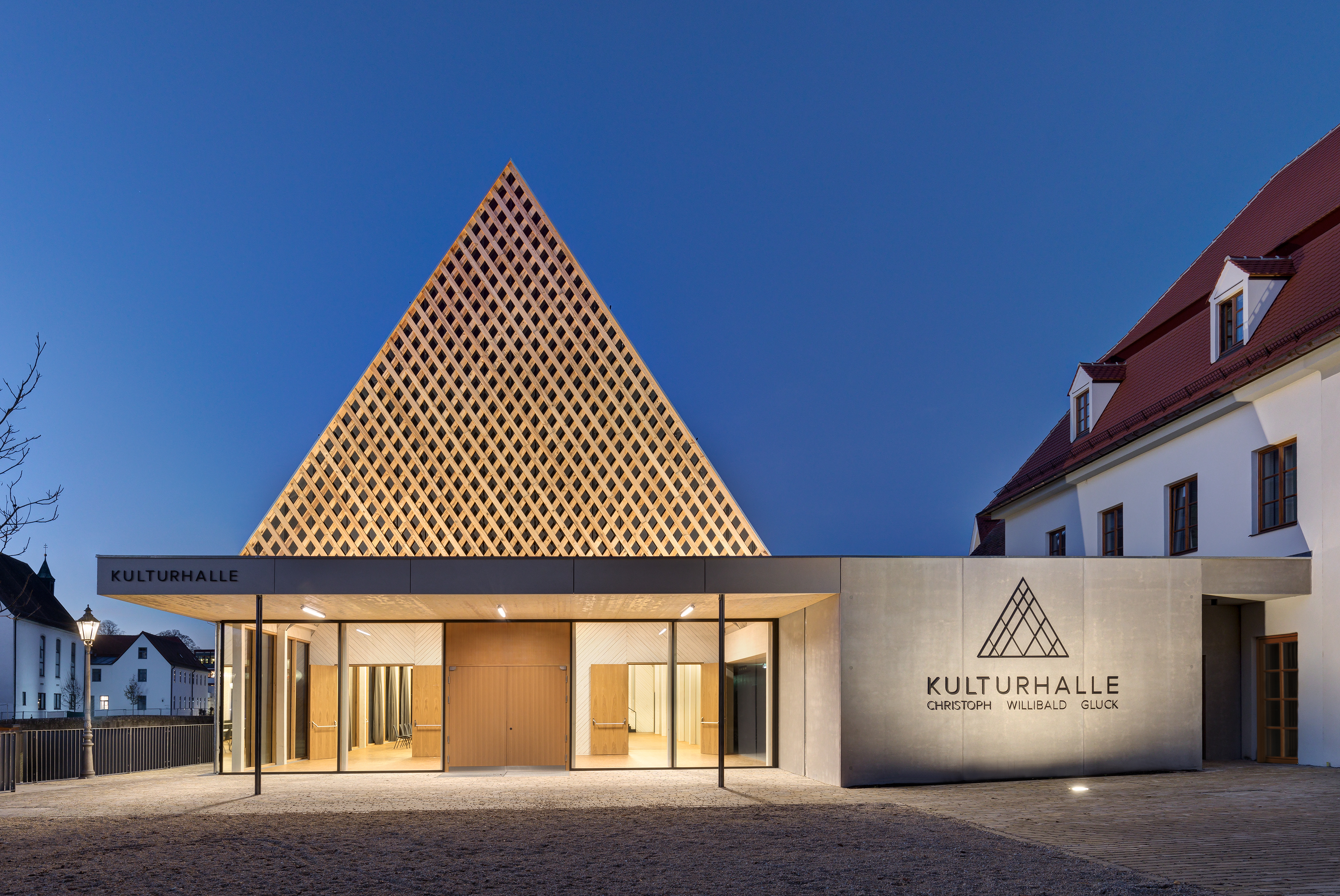 Kulturhalle mit Schwarzkiefer-Fassade (Quelle: KÜHNLEIN Architektur), 92334 Berching