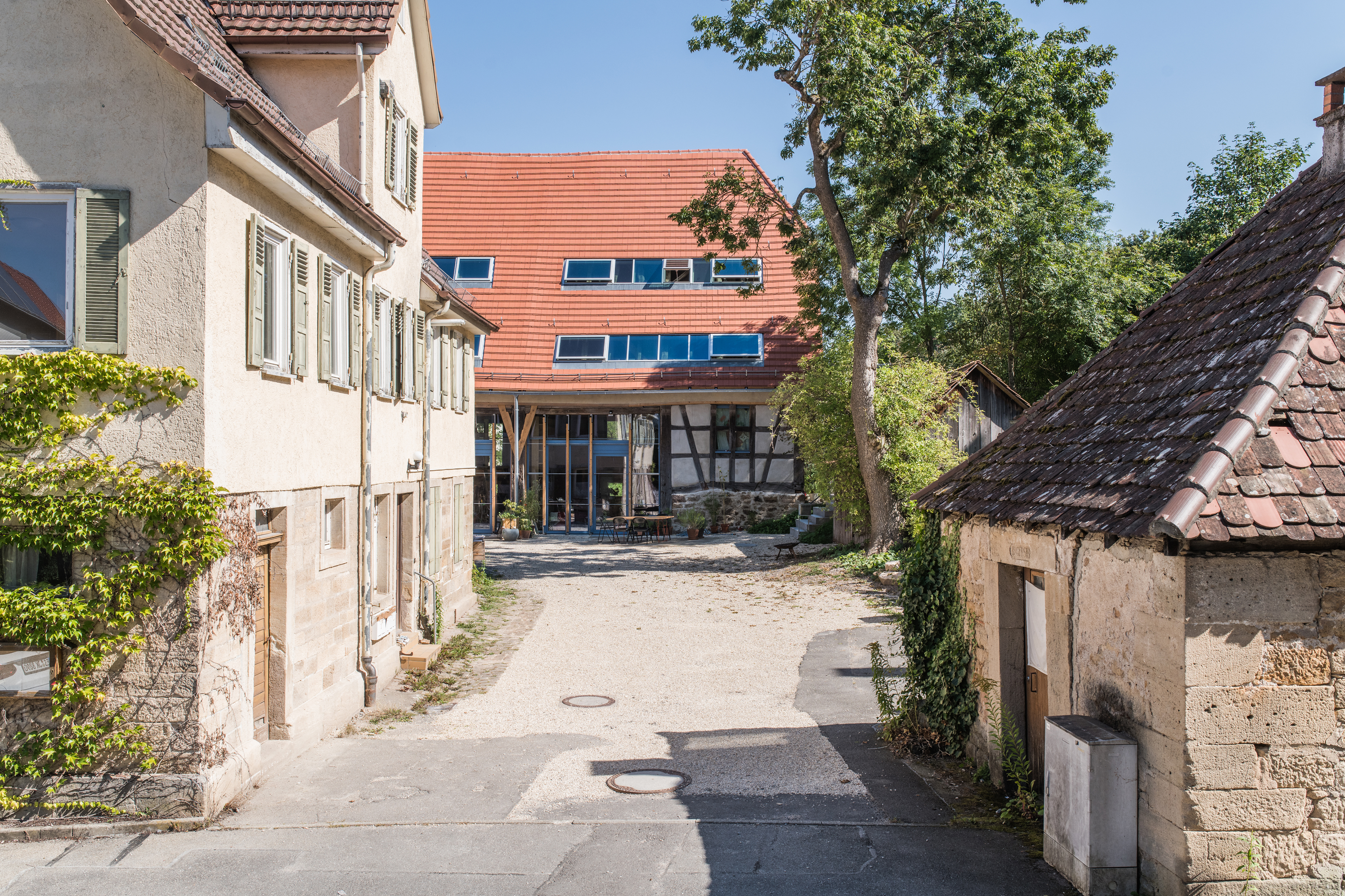 Die sanierte Zehntscheuer in der historisch gewachsenen Umgebung (alte Schule, Backhaus) (Quelle: Johannes-Maria Schlorke), 72072 Tübingen