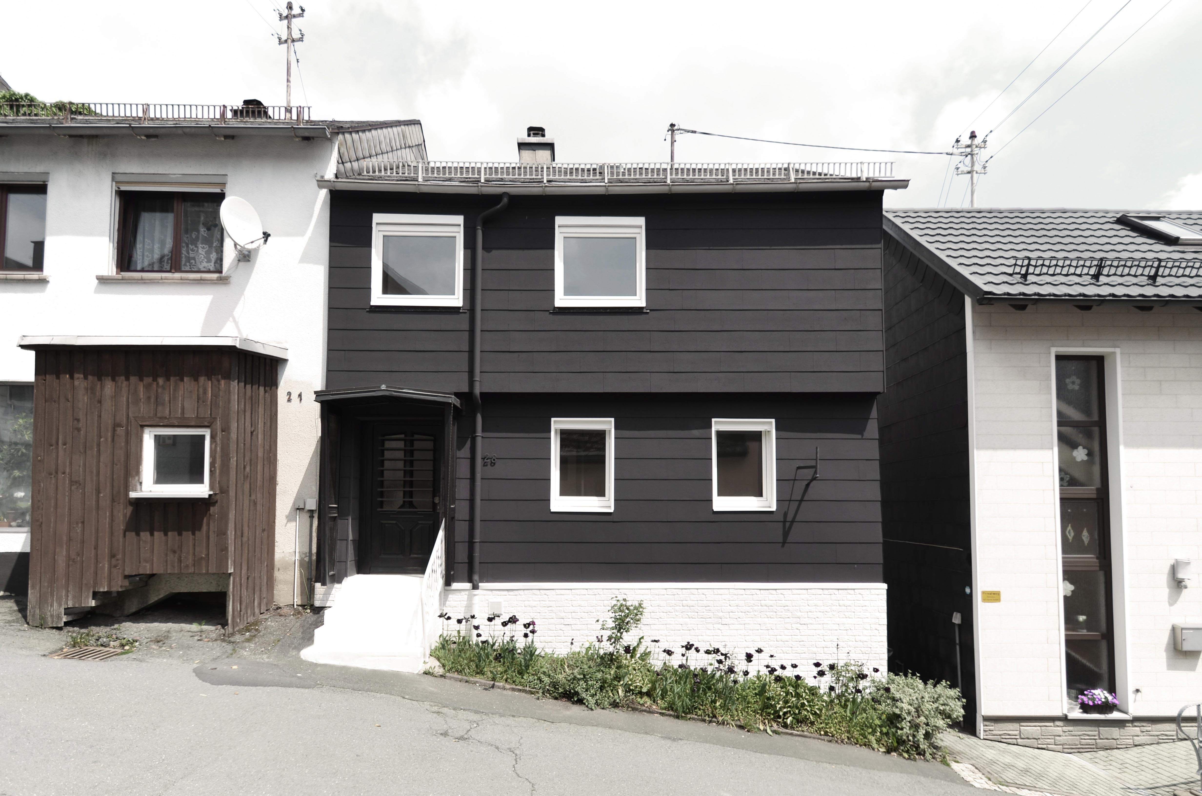 Maison Trouvée, Schaufassade im Kontext mit der Nachbarbebauung (Quelle: Michael Aurel Pichler), 96365 Nordhalben