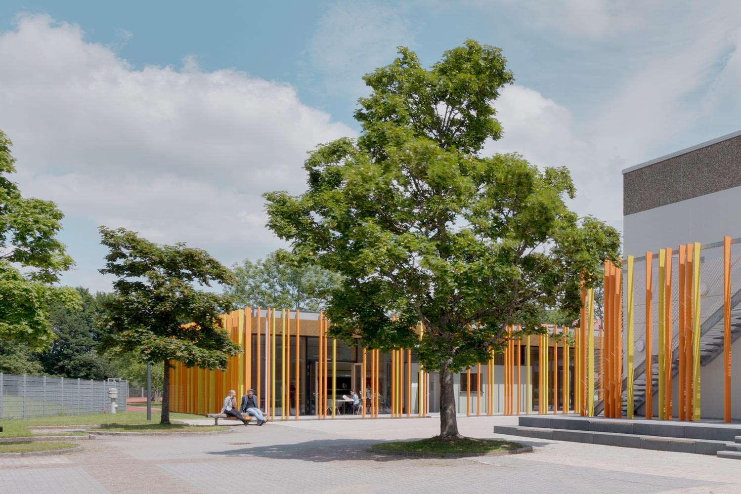 Aula-Mensa Schramberg - ein farbenfrohes, leicht und freundlich wirkendes Gebäude für den Schulcampus (Quelle: Konrad Zerbe)